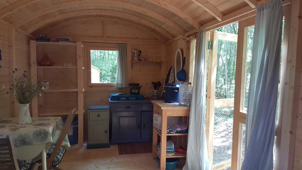 Lovely 2-Bed Shepherds Hut In A Forest Sougeres-en-Puisaye Eksteriør billede