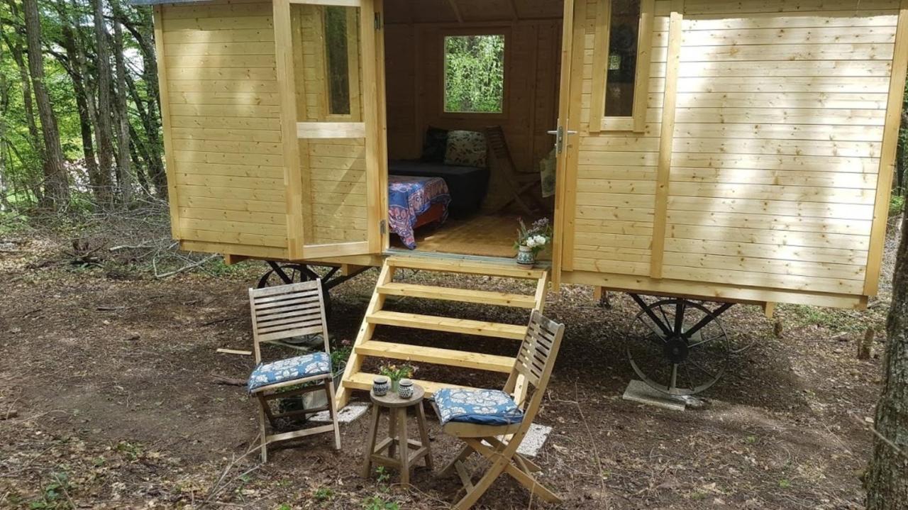 Lovely 2-Bed Shepherds Hut In A Forest Sougeres-en-Puisaye Eksteriør billede